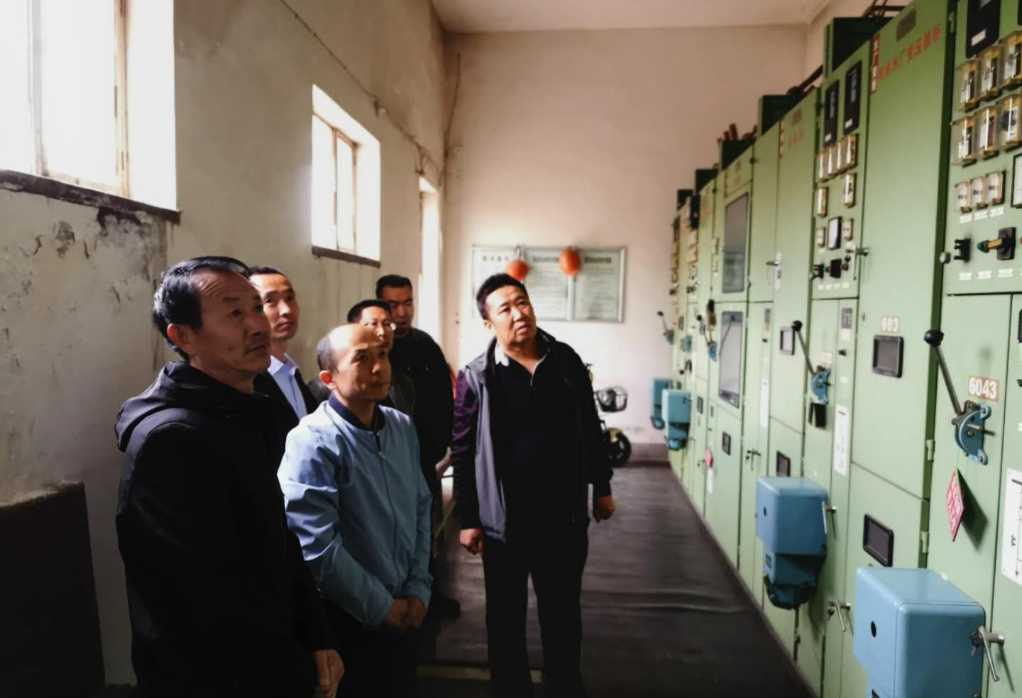 公司總經(jīng)理王建人在供水、污水生產(chǎn)一線(xiàn)開(kāi)展...